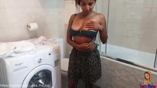 Latika Jha a fullos indiai csajszika megkefélve a fürdőben - Eroticnet