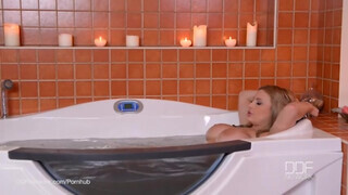 Anastasia Sweet a mutatós francia bige megmutatja a fürdőben a testét - Eroticnet