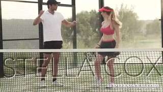 Stella Cox a hatalmas cickós kisasszony szexel a tenisz edzővel - Eroticnet
