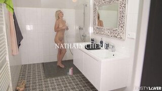 Nathaly Cherie a termetes mellű világos szőke milf bulkesza és popsikája is megrakva - Eroticnet