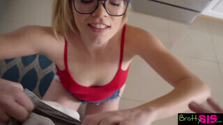 Katie Kush a szemüveges nevelő húgi megbaszva a konyhában - Eroticnet