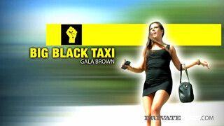 Gala Brown a taxiban dug a fekete sofőrrel - Eroticnet