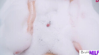 Tiffany Fox a sovány kicsike tőgyes milf már a kádban bekapja a brét - Eroticnet
