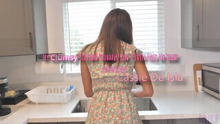 Cassie Del Isla kinyalva a konyhában majd gondosan punciba megdöngetve - Eroticnet