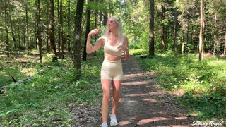 Anastangel a méretes cickós orosz kishölgy megszexelve az erdőben - Eroticnet