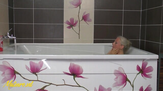 Vén nő és az új szeretője a fürdőben pajzánkodnak - Eroticnet