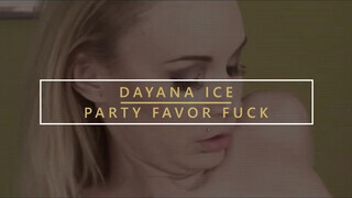 Dayana Ice a szöszi méretes kannás milf cuncija megkúrva - Eroticnet