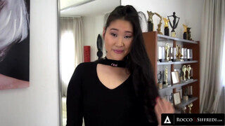 Katana a hatalmas popsikás ázsiai csaj cunija megkúrva a castingon - Eroticnet