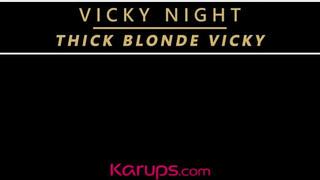 Vicky Night a hatalmas csöcsű szöszi vén nő kényezteti a punciját - Eroticnet