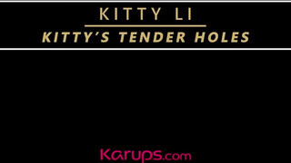 Kitty Li a világos szőke gigantikus kannás milf kényezteti magát - Eroticnet
