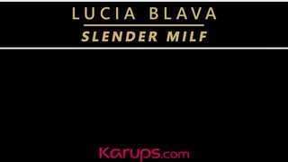 Lucia Blava az extra karcsú milf kényezteti a punciját - Eroticnet