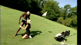Sylvia Sun a golfpályán megszexelve jó orbitális fekete farokkal - Eroticnet