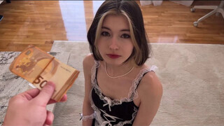 Cutie Kim a kicsike kannás bejárónő pénzért reszel - Eroticnet