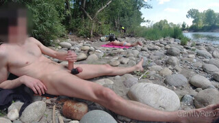 Perverz srác matyizik a folyó parton - Eroticnet