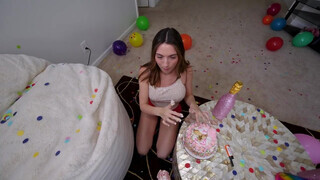 Brooke Tilli kap egy speckó tortát amiben a csávója gigantikus kárója van benne - Eroticnet