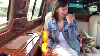 Tara Summers a limuzinban leszopja le a hapekja farkát - Eroticnet